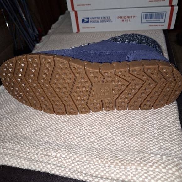 A pair of MukLuks genuine suede booties with a faux fur lining in a size 8. - Picture 12 of 12